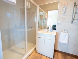Regadera, amenidades de baño ecológicas, secadora de cabello, toallas