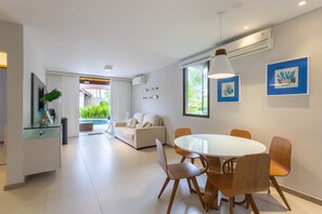 Bangalô premier, 4 quartos, vista para o jardim, no jardim | Opções para refeição no quarto