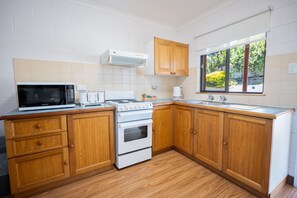 Fridge, microwave, stovetop, toaster - Safari Villa @ The Blue Seas (Scamander)