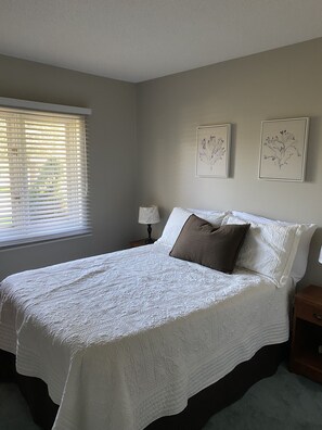 4 bedrooms, WiFi, bed sheets - THE SHOREVIEW! (wahago)