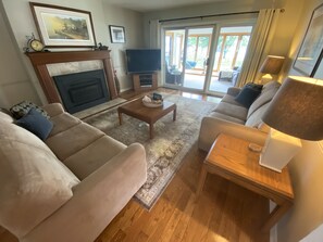 Téléviseur connecté, foyer, jeux vidéo, lecteur de DVD