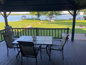 Outdoor dining - THE SHOREVIEW! (wahago)