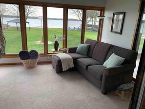 Téléviseur connecté, foyer, jeux vidéo, lecteur de DVD