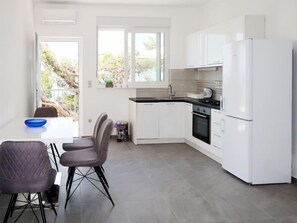 Fridge, oven, dishwasher, cookware/dishes/utensils - Vacation home Lada by Interhome (Omiš)