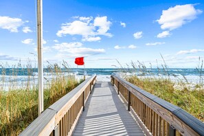 På stranden