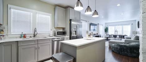 Geladeira, micro-ondas, fogão, cooktop