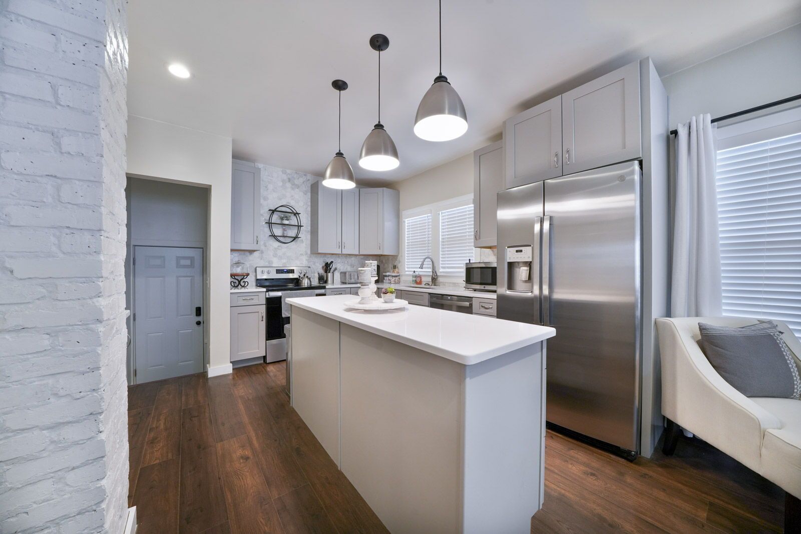 Kjøleskap, mikrobølgeovn, ovn og kokeplater