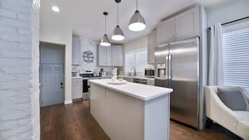 Frigorifero, microonde, forno, piano cottura