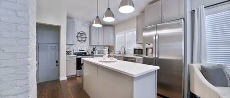 Een koelkast, een microgolfoven, een oven, een kookplaat