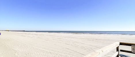 På stranden