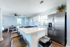 Refrigerador, microondas, horno y parrilla de estufa 