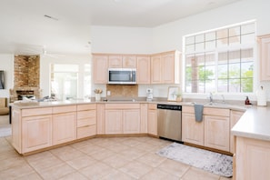 Køleskab, mikrobølgeovn, ovn, kogeplade