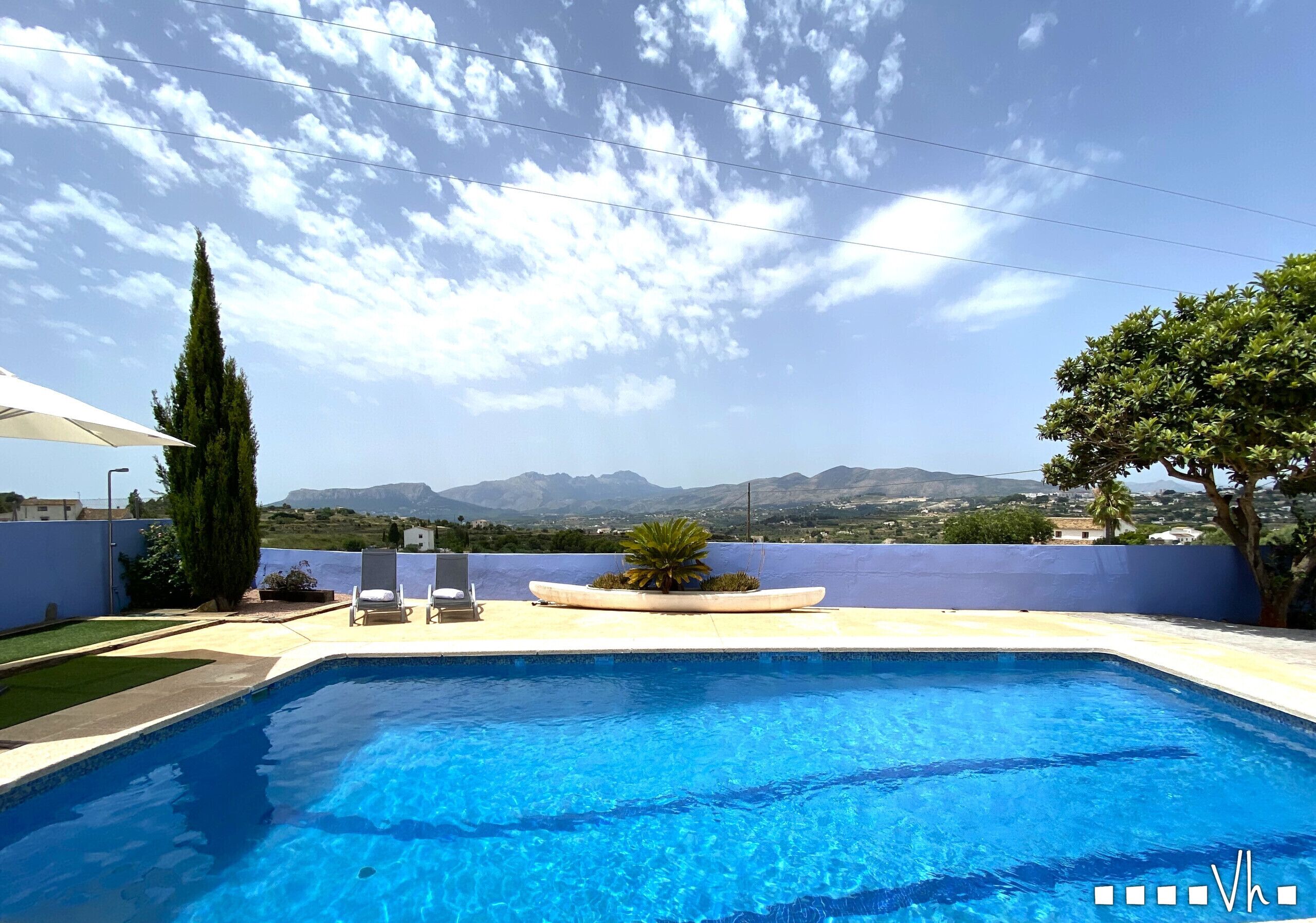 Une piscine avec vue sur les montagnes en arrière-plan.