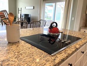 Private kitchen - *NEWLY LISTED* Near U of A/NW Arkansas 4 BR/3.5 BA (Fayetteville)