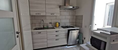 Réfrigérateur, plaque de cuisson, lave-vaisselle, cafetière/bouilloire