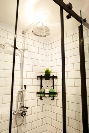 Badewanne, Haartrockner, Handtücher