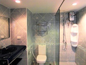 Shower, towels - Sea view 16th floor condo at Jomtien Beach (Muang Pattaya)