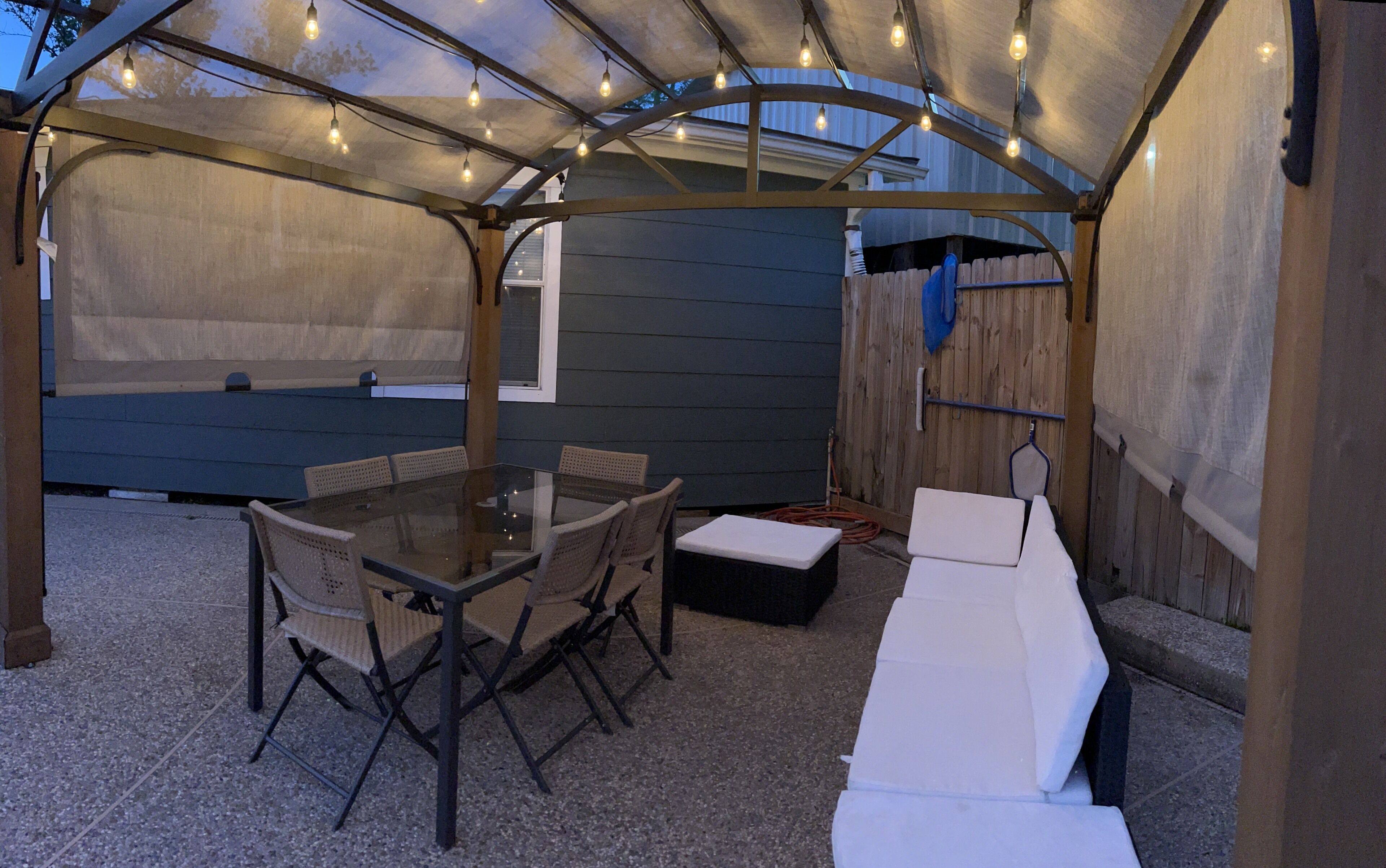 屋外ダイニングエリア