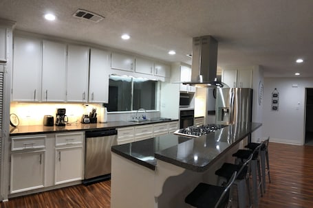 Microwave, oven, stovetop, dishwasher. Very Nice Country Stay Not Far Away<br>
