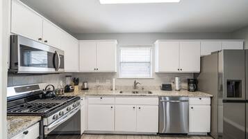 Refrigerador, microondas, horno, placa de cocina