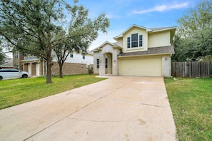 Exterior - ACL Super Home . 4 bedroom with Hot spa in the backyard in an awesome neigbohoo (Round Rock)
