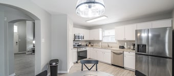 ACL Super Home  . 4 bedroom with Hot spa in the backyard in an awesome neigbohoo