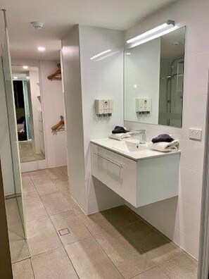 Dusche, Handtücher, Shampoo, Toilettenpapier