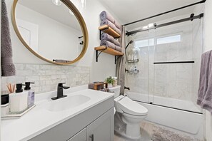 浴槽、ヘアドライヤー、ビデ、タオル