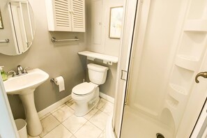 Ducha, artículos de tocador gratuitos, secador de pelo, toallas