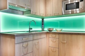 Kühlschrank, Mikrowelle, Herdplatte, Wasserkocher mit Kaffee-/Teezubehör