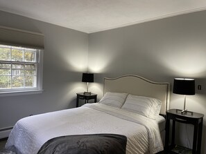 4 bedrooms, desk, WiFi, bed sheets