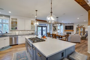 Fridge, microwave, stovetop, dishwasher - Cozy Bend Home - Walk to Old Mill District! (Bend)