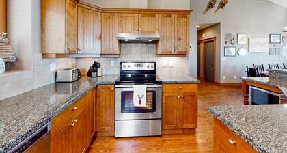 Expansive Ski-In/Out Condo w/Private Hot Tub, Gas Fireplace, Mtn Views, Balcony