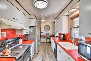 Toaster, high chair, cookware/dishes/utensils, dining tables - Charming Leadville Retreat w/ Private Hot Tub (Leadville)