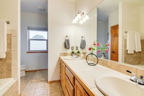 Articles de toilette gratuits, sèche-cheveux, serviettes fournies