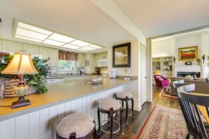 Réfrigérateur, micro-ondes, plaque de cuisson, lave-vaisselle