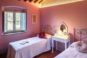 6 Schlafzimmer, Schreibtisch, Bügeleisen/Bügelbrett, kostenloses WLAN