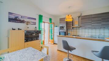 Kühlschrank, Mikrowelle, Geschirrspüler