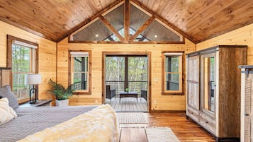 3 quartos, escrivaninha, ferros/tábuas de passar roupa, berço de viagem