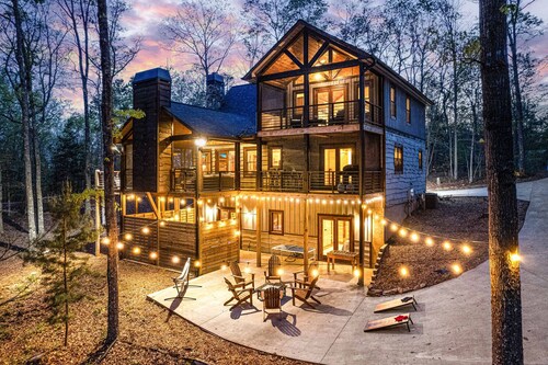 Luxe Cabin with Hot Tub, Fireplace, Fire Pit, Arcade, ADA Ramp, Massage Chair