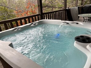 Outdoor spa tub - HUGE 4BDRM Cabin!… HOT TUB… Game Room… LOCATION!… (Pigeon Forge)