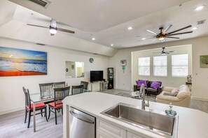 TV, books - Clearwater Beach Hideaway: Walkable Location! (Clearwater Beach)