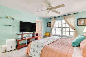 4 bedrooms, desk, iron/ironing board, travel cot - Clearwater Beach Hideaway: Walkable Location! (Clearwater Beach)