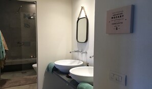 Dusj, hårføner, håndklær og toalettpapir