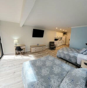 1 habitación, tabla de planchar con plancha y ropa de cama 