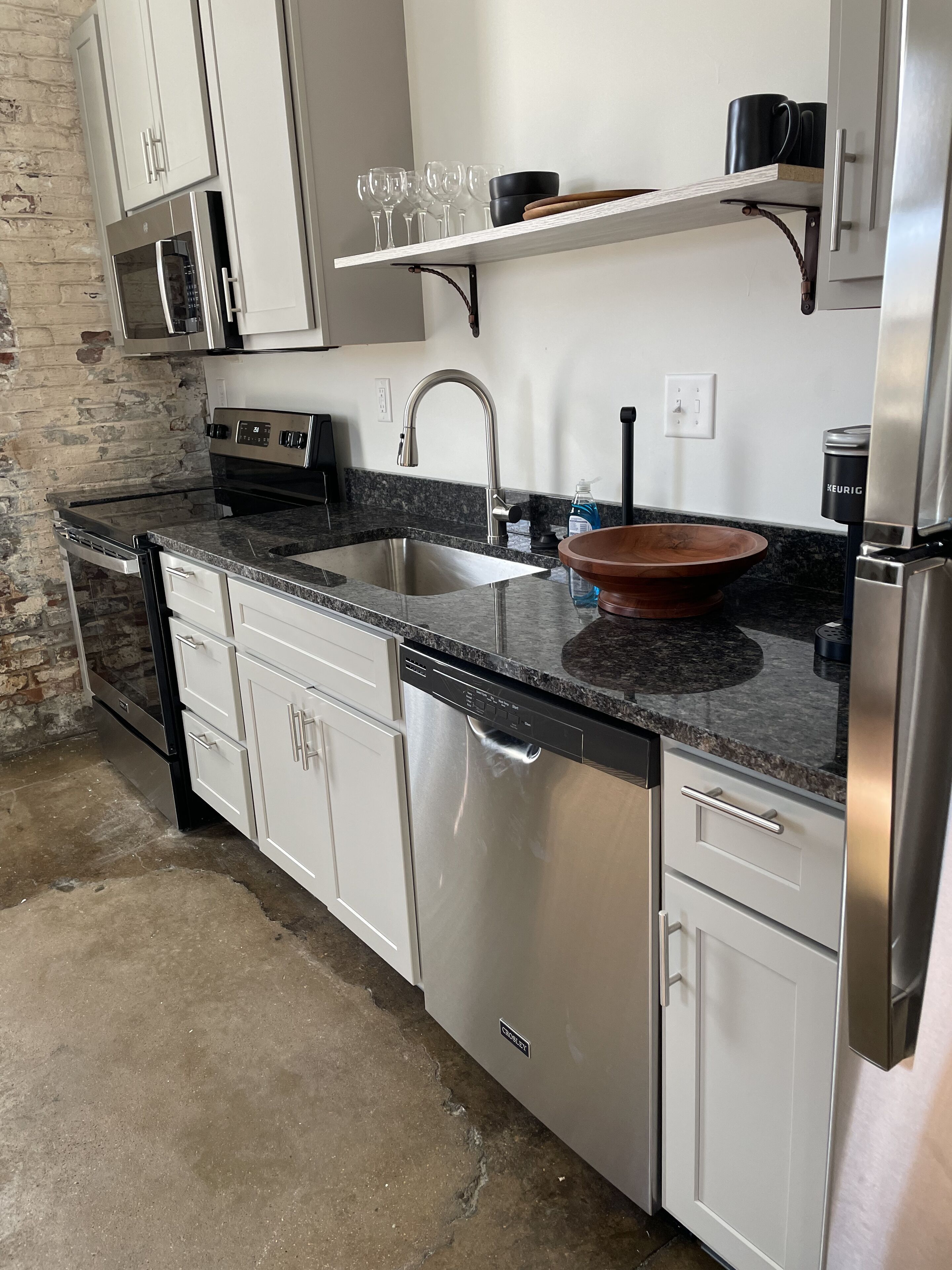 Een magnetron, een vaatwasser, een koffiezetapparaat/waterkoker