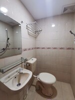 Ducha, bidet, toallas