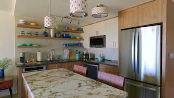 Een koelkast, een magnetron, een oven, een kookplaat