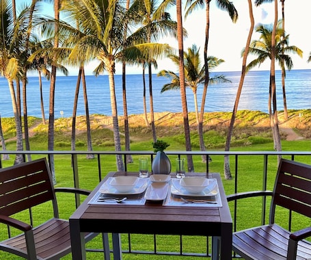 Outdoor dining. Oceanfront Gem, Top Floor Views & Gorgeous Sunsets, KING Bed, FULL AC, DUAL Bath Sink, FAST WiFi