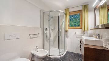 Ducha, artículos de tocador gratuitos, secador de pelo, toallas